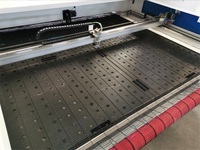 Machine de découpe et de gravure laser CO2 pour tissus LM-1610 avec caméra CCD haute performance et bord de coupe lisse