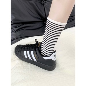 Chaussettes mi-mollet pour femmes, rayées, respirantes, en fibre de polyester, absorbant la transpiration, résistantes aux odeurs, style jeune - Product Image 2