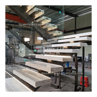 Escalier droit moderne en acier avec marches en pierre de quartz, éclairage LED, garde-corps en verre pour appartement, hall, sous-sol – Écologique