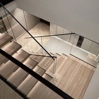 Escalier à monopoutre galvanisé à chaud, design flottant, marches en bois massif, garde-corps en verre de sécurité