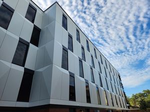 แผ่นอลูมิเนียมคอมโพสิตอลูมิเนียมทนไฟอลูมิเนียมคอมโพสิตแผ่นป้องกันไฟฟ้าสถิตย์สำหรับการออกแบบภายนอก ACP ของโรงแรม - Product Image 2