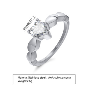 Anillo de Acero Inoxidable para Mujer, Diseño Único con Corazón Incrustado en Circonia Cúbica, Banda de Metal Pulido, Elegante para Uso Diario y Fiestas - Product Image 4