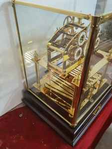 Reloj <span class=keywords><strong>de</strong></span> escape <span class=keywords><strong>de</strong></span> latón dorado <span class=keywords><strong>de</strong></span> 24K con riel en zigzag <span class=keywords><strong>de</strong></span> los años 20, cadena <span class=keywords><strong>de</strong></span> fusibles <span class=keywords><strong>de</strong></span> bola rodante <span class=keywords><strong>de</strong></span> Congreve, fase lunar visible y plataforma, con cajón - Product Image 3