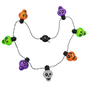 Großhandel Halloween 7 Lichter bunte LED blinkende Halloween Kunststoff Schädel leuchten Halskette