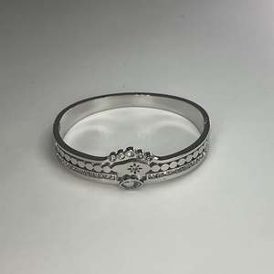 Brazalete de Acero Inoxidable con Baño de Oro PVD, Joyería Sostenible y Resistente para Mujer - Product Image 1