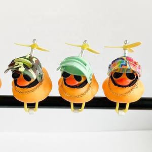 Adorno de Pato de Goma Amarillo Miniatura con Logotipo Personalizado, Adorno de Pato para Coche, Accesorios para Bicicleta con Hélice y <span class=keywords><strong>Casco</strong></span> - Product Image 3