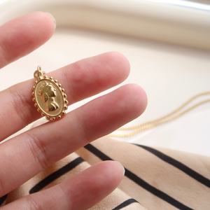 Collar con Moneda de la Reina Isabel, Chapado en Oro, de Acero Inoxidable, Antideslustre, Diseño Nuevo 2025, Venta al Por Mayor - Product Image 3