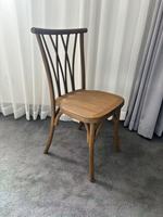 Chaise en résine plastique effet bois à dossier croisé, empilable, capacité 800 lbs, pour banquets, hôtels, mariages et événements - Vente en gros