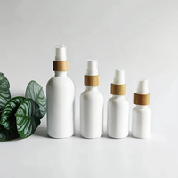 Flacon pulvérisateur rond en porcelaine blanche de haute qualité de 15 ml, 30 ml, 50 ml, 100 ml avec bouchon pulvérisateur en bambou pour emballage cosmétique