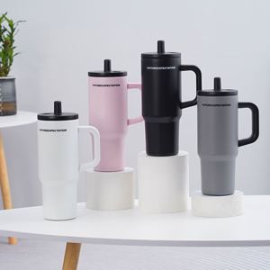 Gobelet de voyage isotherme à double paroi avec poignée, 720 ml, avec couvercle et paille, base antidérapante, idéal pour le bureau et les trajets quotidiens - Product Image 1