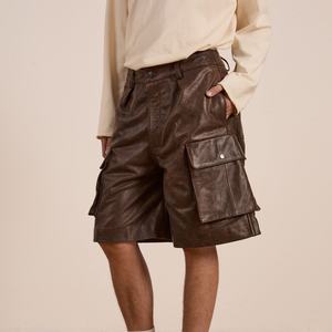 กางเกงขาสั้นลำลองสีน้ำตาลพิมพ์ลายโลโก้ตามสั่ง หนัง PU แท้ แต่งลายขาดแบบ Distressed ทรงคาร์โก้ ความยาวระดับเข่า ลายเรียบ สไตล์สตรีทแวร์ - Product Image 2