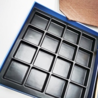 Boîte cadeau de dessert au chocolat blanc de 16 pièces avec doublure en éponge et séparateurs en plastique en relief