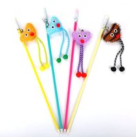Jouet de chat mignon en peluche en forme de coeur bâton plume chat teaser baguette jouets avec cloche 2024 accessoires pour chat