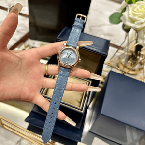 Montre à quartz pour femme avec cadran rond, détails en cristal flottant et bracelet en cuir texturé pour un style polyvalent Chopards - Product Image 3