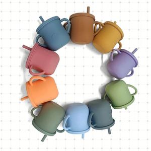 Gobelet à paille en silicone écologique personnalisé pour bébés et tout-petits de 2 à 4 ans, sans BPA, facile à nettoyer, pour les repas - Product Image 1