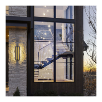 Escalier droit moderne en acier et bois pour intérieur, avec garde-corps en verre, design écologique et durable, montage facile, personnalisable pour villa et appartement