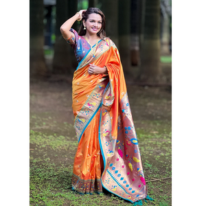 ผ้าไหม Yeola Paithani ผ้าส่าหรีสีส้มตัดกับลวดลายของชนชาติซาริทอลายหงส์และซารีที่สง่างาม - Product Image 1