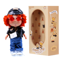 Poupée en peluche à cheveux bouclés orange cool, chapeau en cuir, lunettes de soleil rouges, veste en cuir noir, pantalon bleu, costume avec sac blanc, streetwear, jouet