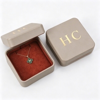 Boîte à collier de luxe en cuir PU avec couvercle et base, insert en velours, estampage à chaud, logo personnalisé, vente en gros