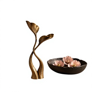 Sculpture en feuille de bronze et bol en métal noir avec fleurs roses, objet décoratif de table pour salon, pièce d'art moderne pour l'intérieur de la maison - Product Image 1