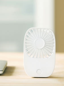 Mini ventilador portátil de mano de escritorio recargable por USB con un soporte de hebilla de Montañismo para evitar golpes de calor - Product Image 4