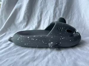 Pantofole a Forma di Squalo Grigio Scuro in EVA con Punta Aperta per Tutte le Stagioni Taglia 36 37 38 39 - Product Image 6