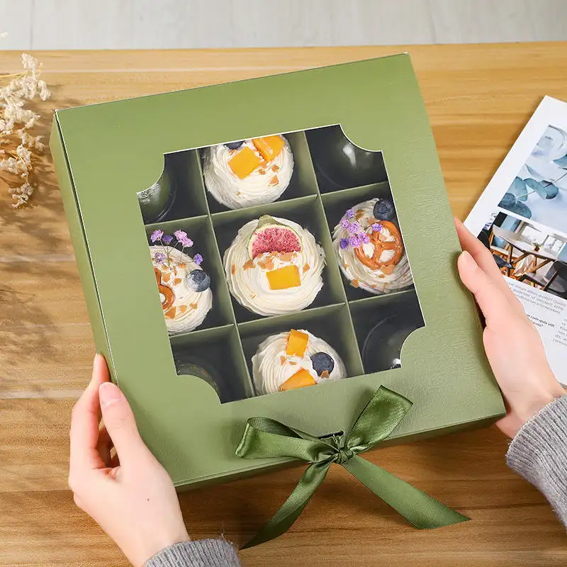 थोक हरी तह कप केक पैकिंग बक्से स्पष्ट ढक्कन मिठाई केक मिनी कप केक बॉक्स 9 खाद्य अनुकूलित डिस्पोजेबल लेपित कागज