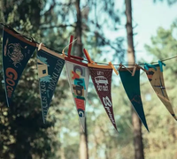 2025 nouveau design vente en gros chaîne main drapeaux personnalisé feutre triangle fanion drapeau, feutre bannière, feutre doux cardé fanion