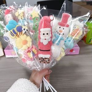Sucette en guimauve en forme de renne à thème de Noël avec chapeau et écharpe de Père Noël pour dessert de fête et cadeau pour enfants - Product Image 3