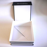 Grandes boîtes à cadeaux à rayures blanches noires brillantes Couvercles Papier rigide magnétique Revêtement UV Ensemble de stratification mate Gaufrage Vernissage