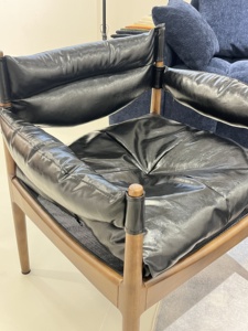 Fauteuil d'appoint rétro en cuir noir de haute qualité, chaise longue de loisirs à structure en bois massif pour salon et chambre à coucher - Product Image 2