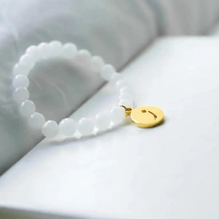 Inspire jewelry – Bracelet de perles de cristal de Quartz blanc réglable personnalisé pour femmes, avec breloque en forme de lettre arabe, vente en gros