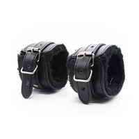 Ensemble de 10 pièces de haute qualité : Menottes moelleuses, fouet pour fessées, kit de restraints en cuir noir pour bondage