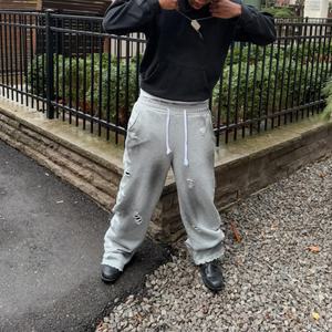 Pantalones Deportivos Unisex con Apliques Bordados Desgastados y Lavado Desgastado - Product Image 3