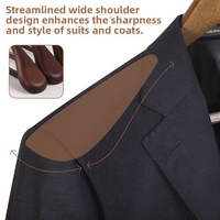 Cintres en bois de frêne sophistiqués et durables de 44,5 cm à marque privée, à épaules larges avec crochet rotatif à 360° pour magasin de costumes pour hommes