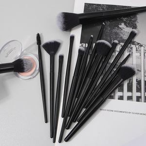 Set Professionale di Pennelli da Trucco 14 Pezzi, Alta Qualità, Setole Sintetiche, Pennelli <span class=keywords><strong>per</strong></span> Viso e Ombretto, Manico in Plastica, Kit Cosmetico Personalizzato - Product Image 6