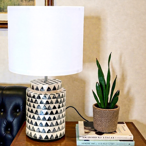 Lámpara de Mesa LED Hecha a Mano con Incrustaciones de Madreperla, Base de Bambú y Luz Regulable para Decoración de Hogar de Lujo - Product Image 1