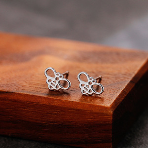 Orecchini a perno mini a forma di ape cava per donna, grazioso design a insetto, gioielli alla moda per la cartilagine - Product Image 4