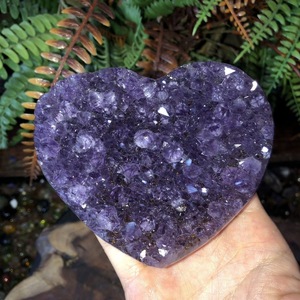 Cœur en cristal de titane violet naturel d'Uruguay, amas d'améthyste brute en forme de cœur, artisanat élégant pour la décoration intérieure - Product Image 6