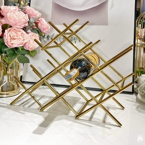 Soportes Resistentes, Diseño Único y Lujoso en Forma de Pirámide, Proveedor de Alta Calidad, Botellero de Vino en Forma de Pirámide Dorada, Mueble Metálico - Product Image 1