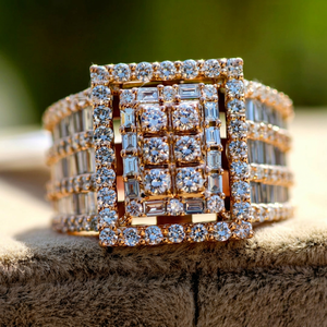 Bague de cocktail géométrique plaquée or 10K avec diamant taille émeraude serti en canal, glamour, unisexe, pour mariage et fiançailles - Product Image 1