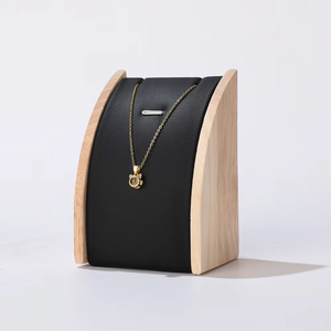 Support de présentation de bijoux en cuir noir EQ EQ863 avec plateau organisateur pour le rangement des colliers, des pendentifs et des chaînes - Product Image 1
