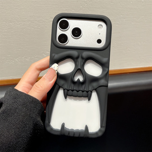 Y2K中空牙付きスカルスマホケース iPhone 17 Pro Max 16 15 14 13対応 エッジの効いたスケルトン発光ソフトシリコン保護カバー - Product Image 5