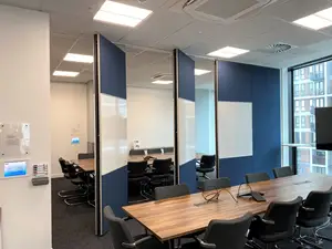 Klassen zimmer oder Büro hängen Raumteiler Panel bewegliche Trennwände weiße Tafel schreiben Glas Trennwand Raumteiler