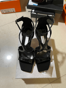 Zapatos de Tacón Alto Jimmy para Mujer, Punta Cuadrada, Diseño con Tiras Cruzadas, Modernos y Elegantes, Nueva Colección en Venta - Product Image 1