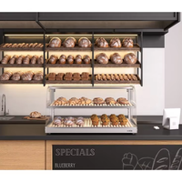 Design d'intérieur de boulangerie, style rétro luxueux, boutique de desserts, vitrine en verre transparent, étagères en bois à plusieurs niveaux