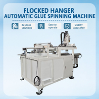 Machine automatique de revêtement pour cintres métalliques avec système centrifuge d'élimination des excès de revêtement
