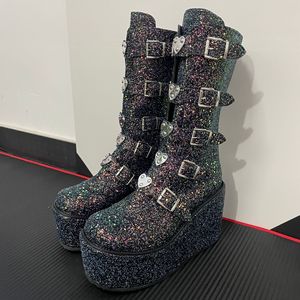 Stivali da Donna in Pelle <span class=keywords><strong>con</strong></span> <span class=keywords><strong>Zeppa</strong></span> e Fibbia <span class=keywords><strong>a</strong></span> Cintura, Nuova Collezione Autunno Inverno 2021, <span class=keywords><strong>con</strong></span> Amore in Metallo, Paillettes e Taglie Forti - Product Image 4