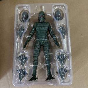 Figurine articulée NECA Universal Monsters Creature From the Black Lagoon Fishman en PVC de 7 pouces, modèle en boîte colorée - Product Image 2