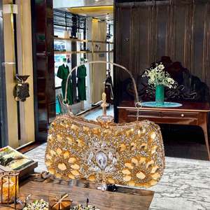 กระเป๋าคลัทช์งานแต่งงานสำหรับผู้หญิง ประดับคริสตัลเพชรระยิบระยับ รูปทรงไอศกรีม/ขนมปลา พร้อมสายคล้องมือ ลายหัวกะโหลก - Product Image 3